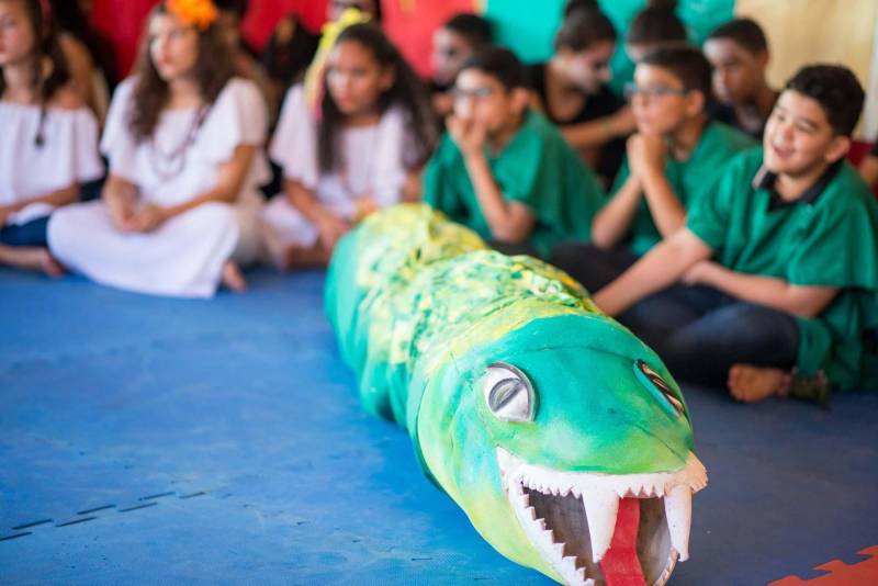 Alunos da Escola Municipal Senador Álvaro Adolfo, localizada em Ananindeua (Região Metropolitana de Belém), abriram a programação do Sarau Literário (foto) na manhã desta segunda-feira (4), que contou com a presença do escritor paraense Paulo Maués, cuja obra foi resignificada pelos estudantes. O Sarau é uma programação dentro da Feira Pan-Amazônica do Livro, promovida pela Imprensa Oficial do Estado, Núcleo de Articulação e Cidadania (NAC) e Secretaria de Estado de Cultura (Secult), por meio dos projetos Livro Solidário e Pan-Amazônica nas Escolas. Os livros “Festa no Cemitério”, “A Loira do Banheiro” e “História da Cobra Grande” serviram de inspiração para que os jovens desenvolvessem releituras em forma de dança, teatro e música. A aluna Raquel dos Santos Rodrigues, 13 anos, que cursa o 7º ano, junto com outras estudantes deu as boas-vindas ao público mostrando coreografias inspiradas em mitos da natureza presentes nos livros do escritor. “Foi um convite da professora, e como eu gosto de participar das atividades da escola, me prontifiquei. Bateu um nervoso na hora, mas deu tudo certo”, contou Raquel.

FOTO: FERNANDO SETTE / ASCOM IOE
DATA: 04.06.2018
BELÉM - PARÁ

 <div class='credito_fotos'>Foto: FERNANDO SETTE CÂMARA / ASCOM IOE   |   <a href='/midias/2018/originais/971a1031-cc9f-4232-b73f-fb56e94d140b.jpg' download><i class='fa-solid fa-download'></i> Download</a></div>