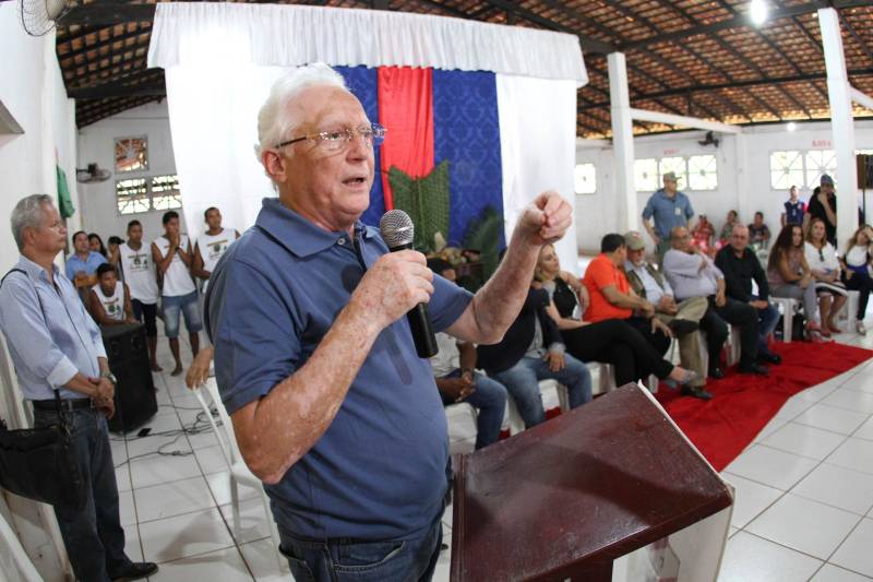 Cento e dezoito famílias da comunidade quilombola do Caeté, no município de Abaetetuba, no nordeste do Estado, foram beneficiadas com um título coletivo de terra. Com o documento, o Governo do Estado, por meio do Instituto de Terras do Pará (Iterpa), reconhece o direito de uma população que há décadas ocupa e trabalha na área. A cerimônia de entrega ocorreu na manhã deste sábado (24), no Centro Comunitário, e contou com a participação do governador Simão Jatene. A área titulada corresponde a cerca de 1.400 hectares. Agora, devidamente respaldadas, as famílias poderão ter acesso a empréstimos, políticas públicas, entre outros benefícios que possibilitam o desenvolvimento da sua produção e a continuidade de suas tradições. “Com o documento de terra a comunidade passa a ter segurança jurídica e acesso a créditos, financiamentos e outros benefícios que antes não lhes era permitido. Além disso, agora eles poderão produzir com mais segurança, mantendo a terra entre as futuras gerações”, afirmou o governador Simão Jatene. Na foto, o titular do Iterpa, Daniel Lopes.
FOTO: CRISTINO MARTINS / AG. PARÁ
DATA: 24.03.2018
ABAETETUBA - PARÁ
<div class='credito_fotos'>Foto: Cristino Martins/Ag. Pará | <a href='/midias/2018/originais/971b4acd-02d5-4e61-821e-bf801bd1232d.jpg' download><i class='fa-solid fa-download'></i> Download</a></div>