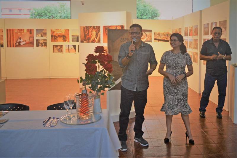 O Espaço São José Liberto recebe no próximo sábado (10) Luiz e Gleyci Wanzeler para um bate-papo, aberto ao público, sobre as experiências e aventuras da viagem de volta ao mundo que resultou na exposição fotográfica “Espia! Um olhar viajante ao redor do mundo” (foto), que pode ser vista no salão de exposições do espaço até o próximo domingo (11), com entrada franca. Ao todo, compõem a mostra 61 fotos escolhidas, entre centenas registradas durante a expedição que o casal fez entre 2017 e 2018. A viagem foi a realização de um sonho de infância de Luiz, que agora faz parte da história do casal. Durante o percurso, incentivado por amigos, os dois decidiram fazer uma exposição e, como consequência, um livro com imagens do evento com informações a mais sobre a excursão ao redor do globo. A publicação pode ser adquirida no Espaço São José Liberto.
FOTO: ASCOM / IGAMA
DATA: 31.10.2018
BELÉM - PARÁ <div class='credito_fotos'>Foto: ASCOM IGAMA | <a href='/midias/2018/originais/971c37d8-96ab-4e7e-b41a-780061297d47.jpg' download><i class='fa-solid fa-download'></i> Download</a></div>