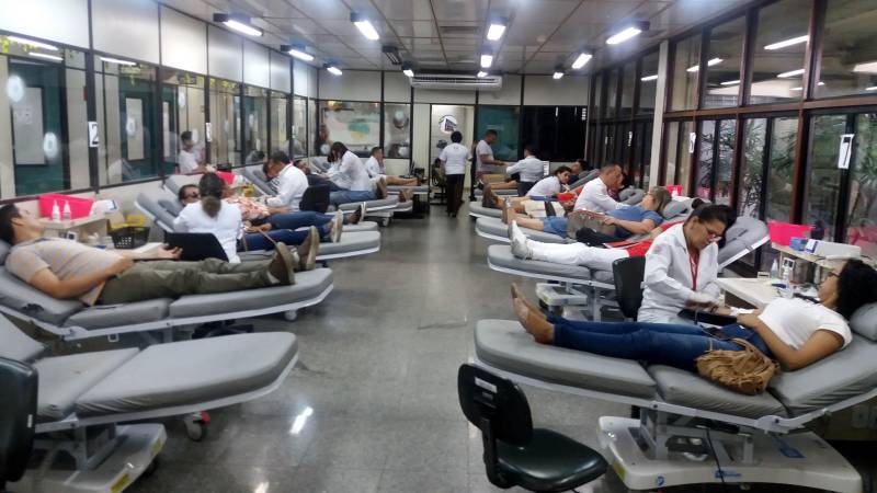 A abertura da Campanha da Copa, promovida pela Fundação Centro de Hemoterapia e Hematologia do Pará (Hemopa), neste sábado (9), foi marcada por alegria, descontração, apresentação cultural, comemoração de aniversário, prestação de serviços de saúde e até demonstração de jiu-jitsu.
FOTO: ASCOM HEMOPA
DATA: 09.06.2018
BELÉM - PARÁ <div class='credito_fotos'>Foto: Ascom Hemopa | <a href='/midias/2018/originais/971cff59-f787-4d88-b996-cad7ab51850f.jpg' download><i class='fa-solid fa-download'></i> Download</a></div>