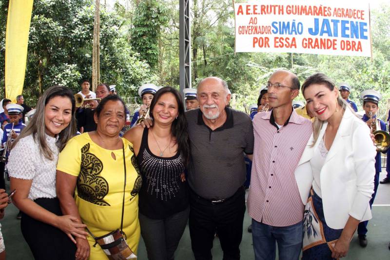 Um painel, no pátio da Escola Estadual de Ensino Médio Ruth Guimarães Ferreira, no distrito de Murinim, em Benevides, mostra 16 alunos da unidade aprovados nos últimos vestibulares. Desses, 12 irão estudar na Universidade Federal do Pará (UFPA). São os primeiros resultados de um processo que começou há nove meses, quando a escola entrou em reforma e ampliação. A nova “Ruth Guimarães Ferreira” foi entregue oficialmente nesta segunda-feira, 26, pelo governador Simão Jatene. Reformada e ampliada, a escola tem agora seis salas de aula; quatro laboratórios (multiuso, multidisciplinar, informática e de leitura); cozinha; refeitório e dispensa; quadra poliesportiva, vestiários feminino e masculino; área de convivência; sala para Atendimento Educacional Especializado (AEE) e acessos para pessoas com deficiência. Espaços de sobra para seus 892 alunos, distribuídos em três turnos do Ensino Médio. A obra custou R$ 2,446 milhões.
FOTO: CRISTINO MARTINS / AG. PARÁ
DATA: 26.03.2018
BENEVIDES - PARÁ <div class='credito_fotos'>Foto: Cristino Martins/Ag. Pará | <a href='/midias/2018/originais/97284655-50b7-4c39-b63f-448656071121.jpg' download><i class='fa-solid fa-download'></i> Download</a></div>