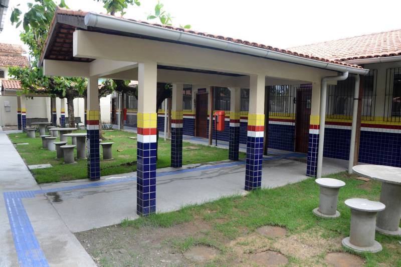 A Escola de Ensino Médio Professor Galvão (foto), em Augusto Corrêa, segue o mesmo padrão estrutural, com 13 novas salas de aula, laboratórios, além de copa, cozinha, banheiros e quadra coberta. A unidade escolar recebeu a instalação de 44 centrais de ar, 26 computadores, 26 monitores e 500 novas carteiras, que vão atender 1.380 alunos. A obra recebeu R$ 3.049.931,38 mil em investimentos. Segundo a aluna Natália Reis de Assis, estudante do 2º  do ano do Ensino Médio na Escola Professor Galvão, “na antiga escola tínhamos dificuldade de aprender nas aulas, pois fazia muito calor nas salas de aula. Hoje, temos salas refrigeradas, isoladas do barulho e agora as aulas são mais dinâmicas”, avalia.

FOTO: FERNANDO NOBRE / ASCOM SEDUC
DATA: 17.12.2018
AUGUSTO CORRÊA - PARÁ <div class='credito_fotos'>Foto: FERNANDO NOBRE/ASCOM SEDUC   |   <a href='/midias/2018/originais/9729bf04-86d4-4bb4-adf8-fdf20089a2cf.jpg' download><i class='fa-solid fa-download'></i> Download</a></div>