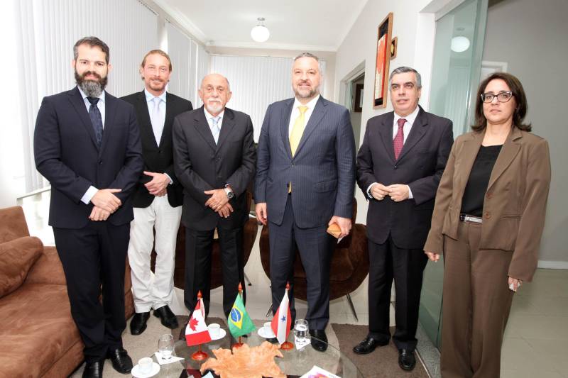 O governador Simão Jatene recebeu nesta quarta-feira, 2, o embaixador do Canadá no Brasil, Riccardo Savone. Na pauta do encontro, o aumento das relações comerciais entre o estado e as empresas canadenses. Além disso, os canadenses querem estreitar parcerias para fomentar a atração de investimentos, estimular políticas públicas e incentivar a integração política, econômica e cultural.
FOTO: CRISTINO MARTINS / AG. PARÁ
DATA: 02.05.2018
BELÉM - PARÁ <div class='credito_fotos'>Foto: Cristino Martins/Ag. Pará | <a href='/midias/2018/originais/972add9b-751e-4473-991a-d38bca288568.jpg' download><i class='fa-solid fa-download'></i> Download</a></div>