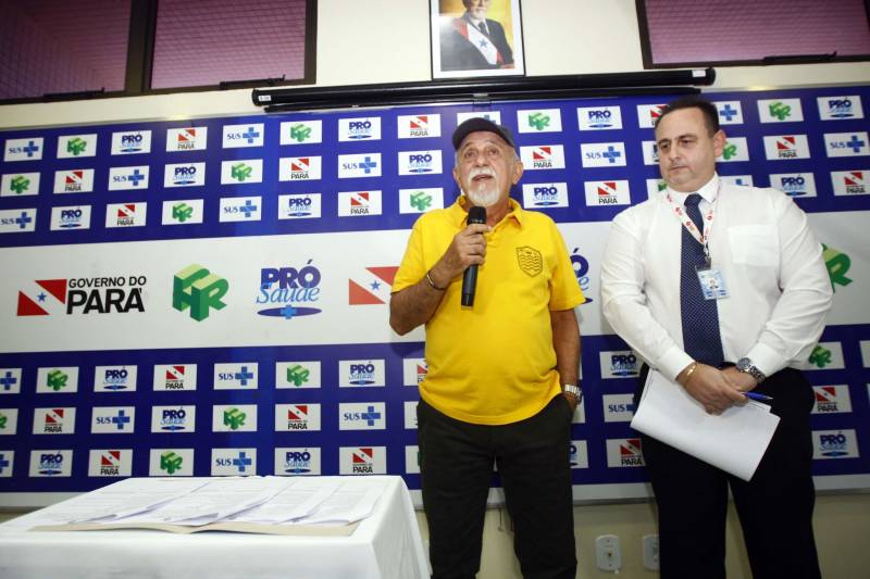 O Hospital Regional do Baixo Amazonas, em Santarém, vai se tornar o maior centro integrado de nefrologia do Norte do Brasil. Com a expansão do serviço de hemodiálise, autorizada pelo governador Simão Jatene neste sábado (10), a unidade, que já é referência nesse atendimento em todo o oeste do Pará, vai praticamente triplicar o número de máquinas e zerar a fila de pacientes na região. O investimento chega a R$ 10 milhões, em obras e equipamentos, e segue a política do governo do Estado de descentralizar a assistência de média e alta complexidade para o interior. “Vamos passar dos 200 pacientes que hoje atendemos mensalmente para 420, dobrando a capacidade de atendimento especializado. Serão cerca de 2,5 mil sessões a mais de hemodiálise por mês. Além disso, começaremos a fazer captação de rins de doadores falecidos, um novo serviço que se acopla aos transplantes que já fazemos no hospital. A ampliação, portanto, é a solução definitiva para o atendimento dessa demanda”, explicou o diretor geral do Hospital Regional de Santarém, Hebert Moreschi. Esta semana, informou, a unidade fez o 16º transplante de rim. Ao chegar ao hospital para assinar a ordem de serviço que autoriza o início das obras, Jatene viu o projeto de expansão e visitou o centro de hemodiálise, onde conheceu mais sobre o serviço e conversou com pacientes. “O ideal, é claro, seria que pudéssemos evitar, ainda na atenção básica, que pacientes diabéticos, por exemplo, se tornassem renais crônicos, mas como isso ainda não ocorre, existe esse serviço aqui para amenizar o sofrimento de quem precisa de uma máquina de hemodiálise para sobreviver”, afirmou o governador.
FOTO: THIAGO GOMES / AG PARÁ
10.03.2018
SANTARÉM - PARÁ <div class='credito_fotos'>Foto: Thiago Gomes /Ag. Pará | <a href='/midias/2018/originais/9730172d-99da-4217-a48d-9a4948103a30.jpg' download><i class='fa-solid fa-download'></i> Download</a></div>