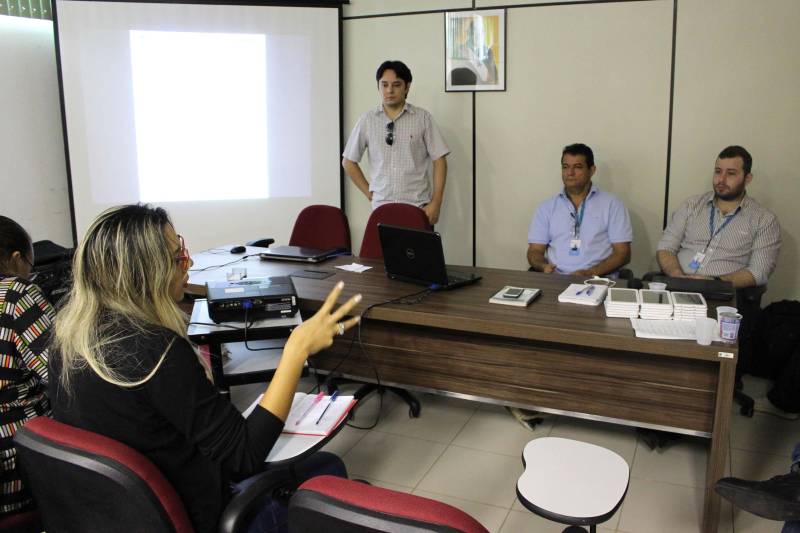 Definir estratégias e ações para a elaboração do Cadastro Ambiental Rural (CAR) e o Programa de Regularização Ambiental (PRA) em áreas de assentamento é o objetivo do Termo de Cooperação Técnica firmado pela Secretaria de Estado de Meio Ambiente e Sustentabilidade (Semas) com o Instituto Nacional de Colonização e Reforma Agrária (Incra), na última terça-feira (20). O documento foi assinado pelo então titular da Semas, Luiz Fernandes Rocha (que já assumiu a Secretaria de Estado de Segurança Pública e Defesa Social), e pelos diretores de Obtenção de Terras e Implantação de Projetos de Assentamento do Incra, Clóvis Figueiredo, e de Desenvolvimento de Projetos de Assentamento, Ewerton Giovanni, na presença de Thiago Valente, presidente do Instituto de Desenvolvimento Florestal e da Biodiversidade do Pará (Ideflor-bio), e de integrantes de outras instituições.
FOTO: ASCOM SEMAS
DATA: 22.02.2018
BELÉM - PARÁ <div class='credito_fotos'>Foto: ASCOM SEMAS | <a href='/midias/2018/originais/9733121c-284e-4059-b15c-aeea4f168086.jpg' download><i class='fa-solid fa-download'></i> Download</a></div>