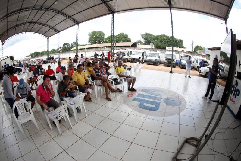 Todos os 24 lotes de veículos recuperáveis e sucatas pertencentes à frota do governo do Estado, que já não estavam mais em uso, foram negociados no leilão promovido, nesta quarta-feira, 18, pela Comissão de Leilão da Secretaria de Estado de Administração (Sead) e pela Vip Leilões, em Marituba, na região metropolitana de Belém. O leilão teve cerca de 600 acessos on-line e a presença de mais de 30 pessoas. Avaliados inicialmente em R$ 63.900,00, os lotes geraram um volume total de negócios preliminar no valor de R$ 189 mil, o que superou em aproximadamente 200% a estimativa inicial dos técnicos da Diretoria de Gestão do Patrimônio do Estado, organizadora do evento.
FOTO: THIAGO GOMES / AG. PARÁ
DATA: 18.04.2018
MARITUBA - PARÁ <div class='credito_fotos'>Foto: Thiago Gomes /Ag. Pará | <a href='/midias/2018/originais/9744dbd3-e791-495f-b006-e8623a522652.jpg' download><i class='fa-solid fa-download'></i> Download</a></div>