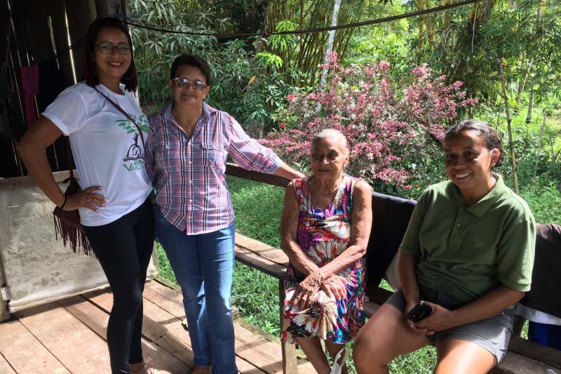 A pequena Comunidade de Ponta Negra (foto) é um daqueles lugares que parece saído diretamente de algum livro do escritor colombiano Gabriel García Márquez. Localizada às margens do Rio Guamá, com uma vista privilegiada da Alça Viária, a comunidade é composta por oito casas e aproximadamente 30 pessoas, todas elas ligadas por algum grau de parentesco, sanguíneo ou afetivo, com a dona Higina Pereira, de 82 anos, matriarca, líder e fundadora da comunidade. A Ponta Negra, parte do Refúgio de Vida Silvestre (Revis) Metrópole da Amazônia, é uma das comunidades atendidas pelo projeto AgroVárzea, realizado pela Gerência da Região Administrativa de Belém (GRB) do Instituto de Desenvolvimento Florestal e da Biodiversidade (Ideflor-bio). Na última quarta-feira, 28, a comunidade recebeu uma comitiva de servidores da GRB. A visita teve o objetivo de apresentar a nova equipe técnica do projeto e também ouvir, da comunidade, as demandas e anseios para a realização do AgroVárzea em 2018.
FOTO: ASCOM / IDEFLOR
DATA: 29.03.2018
ALÇA VIÁRIA - PARÁ <div class='credito_fotos'>Foto: Ascom Ideflor | <a href='/midias/2018/originais/9750fb33-9a90-4004-b396-86f953011edc.jpg' download><i class='fa-solid fa-download'></i> Download</a></div>