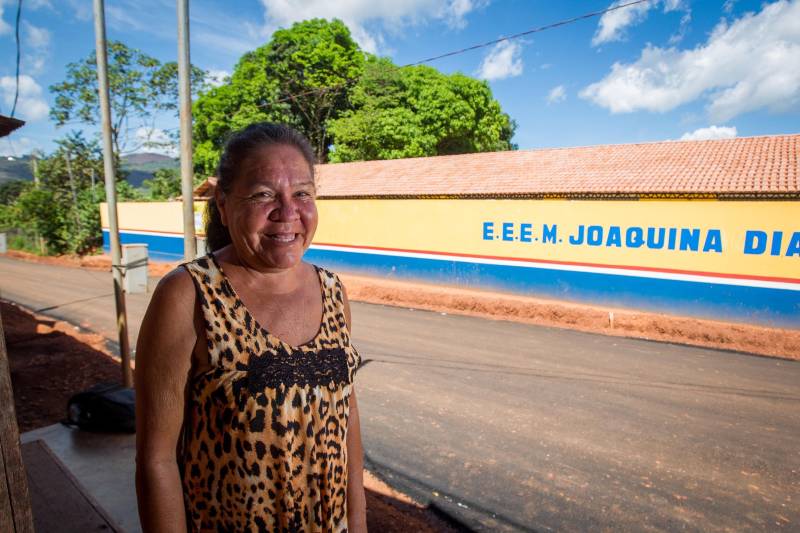 Aos poucos, a paisagem de Serra Pelada – que já foi o maior garimpo a céu aberto do planeta e hoje é distrito de Curionópolis, município do sudeste paraense - começa a se modificar. A poeira intensa, típica de estradas de chão, vai paulatinamente dando lugar à camada de asfalto, que pela primeira vez chega a Curiónópolis, conhecido mundialmente pela corrida do ouro e pelo formigueiro humano nos anos 1980, eternizado pelo olhar do fotógrafo Sebastião Salgado. O ouro não é mais explorado na região, mas Serra Pelada ainda é uma cidade de garimpeiros. São eles que residem e povoam as ruas, que parecem ter parado no tempo. Foram esses trabalhadores que fizeram a localidade crescer, que formaram famílias e criaram filhos nascidos no local, fincando raízes, criando identidade, sonhando com a volta da exploração do ouro, cada vez mais distante. Mas até esse cenário vem se transformando. Na foto, Maria de Souza.

FOTO: ASCOM / PREFEITURA DE CURIONÓPOLIS
DATA: 08.06.2018
CURIONÓPOLIS - PARÁ <div class='credito_fotos'>Foto: ASCOM / PREFEITURA DE CURIONÓPOLIS   |   <a href='/midias/2018/originais/97512e2f-3254-41fa-8293-3b7a31b2e247.jpg' download><i class='fa-solid fa-download'></i> Download</a></div>