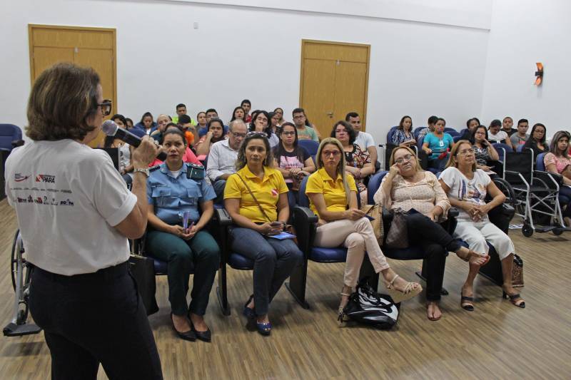 Apresentar o Plano Estadual de Ações Integradas para a Pessoa com Deficiência – Existir, que o Estado desenvolve para as pessoas com deficiência, foi o objetivo principal do encontro realizado na tarde desta quarta-feira (16), no auditório do Centro Integrado de Inclusão e Reabilitação (CIIR), em Belém. Cerca de 40 funcionários da instituição participaram do evento. Prestes a ser inaugurado, os cerca de 300 trabalhadores, diretos e indiretos, passam por treinamento para atender com excelência os usuários dos serviços que serão prestados. No CIIR vai funcionar um Centro Especializado em Reabilitação (CER IV) para usuários com deficiência auditiva, física, intelectual e visual; uma oficina ortopédica e um Centro de Especialidades Odontológicas (CEO II). A obra, orçada em mais de R$ 32 milhões, com recursos do Tesouro estadual, faz parte das ações do Governo do Pará destinadas a ampliar serviços já oferecidos pela Secretaria de Estado de Saúde Pública (Sespa). O Centro será administrado em parceria com o Instituto Nacional de Desenvolvimento Social e Humano (INDSH). Na foto, a coordenadora do Comitê Gestor, Meive Piacesi.
FOTO: ERIKA TORRES / ASCOM NAC
DATA: 16.05.2018
BELÉM - PARÁ <div class='credito_fotos'>Foto: ERIKA TORRES / ASCOM NAC | <a href='/midias/2018/originais/975a16bd-4db5-42a9-b925-92d0b35a733f.jpg' download><i class='fa-solid fa-download'></i> Download</a></div>
