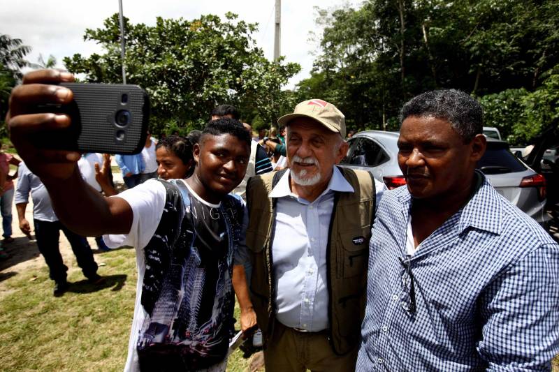 “Ter a posse da terra é a certeza de que nunca iremos perder o nosso direito, que nossos filhos e nossos netos poderão dar continuidade a nossa história em segurança. Foram anos de luta até chegar esse dia, agraciados com a assinatura do nosso título de terra. Só temos a agradecer a todos que fizeram parte disso e a cada um que lutou junto para que hoje isso se tornasse realidade”. A fala emocionada foi de seu Mário Araújo Silva, presidente da Associação Remanescente de Quilombo Espírito Santo, localizada no município do Acará, no nordeste do Estado. Ele assinou, neste sábado (24), junto com o governador Simão Jatene (foto), o título que dá a posse da terra a comunidade. A fala do presidente traduz o sentimento das dezenas de famílias que moram no local, que agora tem a posse legítima do local onde seus antepassados viveram. “Sou filho de mãe negra. Nasci aqui como minha vó, bisavó, que fazem parte da história dessa comunidade que já existe a mais de 300 anos.
FOTO: SIDNEY OLIVEIRA / AG. PARÁ
DATA: 24.03.2018
ACARÁ - PARÁ <div class='credito_fotos'>Foto: Sidney Oliveira/Ag. Pará | <a href='/midias/2018/originais/975a894f-9b6f-4c2b-9e04-4dbf78a56836.jpg' download><i class='fa-solid fa-download'></i> Download</a></div>