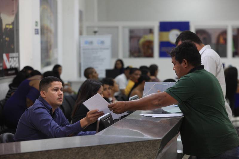 Um lugar que disponibiliza a prestação de vários serviços públicos em um único ambiente, oferecendo atendimento ágil, eficiente e de qualidade. Assim é a Estação Cidadania (foto) que chega ao final deste ano de 2018 com oito postos de atendimento, distribuídos em Belém, Icoaraci, Ananindeua, Marabá, Santarém e Parauapebas. Instituído através do Decreto 153 de 05/07/2011, a Estação Cidadania integra 32 órgãos na prestação de serviços ao cidadão. É possível tirar carteira de identidade, pagar diversas contas, negociar dívidas e até doar sangue, entre outros. O gerenciamento, implantação, instalação, funcionamento e a coordenação do Serviço de Atendimento à População “ESTAÇÃO CIDADANIA” são de responsabilidade da Secretaria de Estado de Administração – SEAD.  Desde 2011 as Estações Cidadania já realizaram mais de 3,1 milhões de atendimentos.

FOTO: SIDNEY OLIVEIRA / AG. PARÁ
DATA: 26.11.2018
BELÉM - PARÁ <div class='credito_fotos'>Foto: Sidney Oliveira/Ag. Pará   |   <a href='/midias/2018/originais/975bc426-c3bd-40a1-8936-bdbf602b9d78.jpg' download><i class='fa-solid fa-download'></i> Download</a></div>