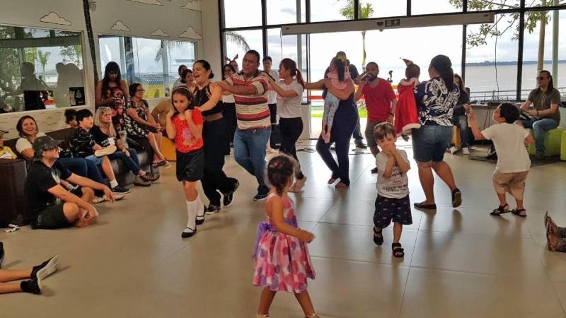 Muita emoção, alegria e diversão marcaram a confraternização de Natal (foto) promovida pelo Centro Integrado de Inclusão e Reabilitação (CIIR), que reuniu centenas de pessoas, no sábado (22). Com a participação de colaboradores, usuários e acompanhantes de pacientes, o evento antecipou o Natal de todos que integram o complexo, inaugurado este ano, e que presta assistência de alta complexidade para Pessoas com Deficiência (PcD) física, mental, intelectual, visual e auditiva. Sem esconder sua emoção, o gestor do Centro de Reabilitação, José Neto, afirma que a primeira confraternização foi além da expectativa. “A emoção tomou conta dos colaboradores, usuários e/ou responsáveis. Foi um misto de harmonia, carinho e alegria que contagiou todos. As pessoas, as apresentações, a festa si, tudo teve muito amor envolvido, evidenciando o verdadeiro espírito de Natal. Aqui, a inclusão se faz plena e sem qualquer diferença".

FOTO: ASCOM / INDSH
DATA: 24.12.2018
BELÉM - PARÁ <div class='credito_fotos'>Foto: ASCOM / INDSH   |   <a href='/midias/2018/originais/975fd8c6-5418-499a-b7c6-c37176d1785f.jpg' download><i class='fa-solid fa-download'></i> Download</a></div>