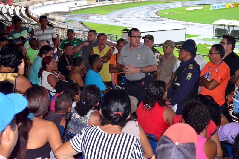 Associação dos Ambulantes da área Interna e Externa do Mangueirão que estiveram reunidos com representantes dos órgãos da Secretaria de Estado de Segurança Pública e Defesa Social (Segup) para avaliar as medidas realizadas durante a Operação Mangueirão e fazer os ajustes necessários. O encontro ocorreu nesta quinta-feira, 5, no Estádio Olímpico do Pará. Na foto, o secretário adjunto de Gestão Operacional da Segup, coronel André Cunha.
FOTO: ELIELSON MODESTO / ASCOM SEGUP
DATA: 05.04.2018
BELÉM - PARÁ <div class='credito_fotos'>Foto: Elielson Modesto / Ascom Segup | <a href='/midias/2018/originais/97606830-1430-4444-81df-39fb69a8bbb9.jpg' download><i class='fa-solid fa-download'></i> Download</a></div>