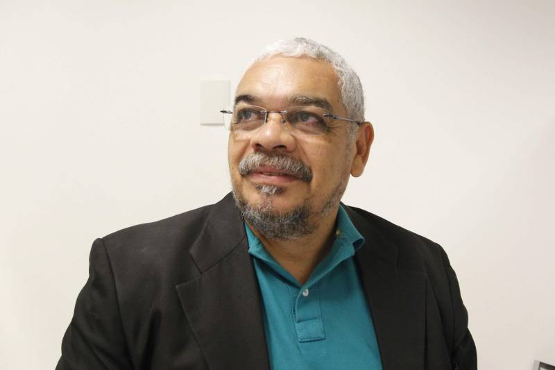 “Foi aqui que eu tive a oportunidade de crescer e mostrar que eu queria mudar de vida. Eu sofri muito preconceito até chegar onde eu estou, pois quando eu ia procurar emprego em outras empresas, sempre esbarrava na questão dos antecedentes criminais. As pessoas já me olhavam desconfiadas e por isso muitas portas se fecharam”. O relato é do egresso Regivan Oliveira Santos, de 38 anos, que trabalha há quase 10 anos na Fábrica Esperança, um projeto do Governo do Estado que promove a reinserção social através da capacitação profissional e geração de emprego e renda aos egressos da Superintendência do Sistema Penitenciário do Estado (Susipe). O egresso diz que foi graças a Fábrica Esperança que pode se capacitar e hoje ter uma profissão digna para sustento da família. Na foto, Ivaldo Capeloni, diretor de Reinserção Social da Susipe.
FOTO: AKIRA ONUMA / ASCOM SUSIPE
DATA: 19.03.2018
BELÉM - PARÁ <div class='credito_fotos'>Foto: Akira Onuma / Ascom Susipe | <a href='/midias/2018/originais/9769e0a2-df49-4b3e-b215-bb9b00710f72.jpg' download><i class='fa-solid fa-download'></i> Download</a></div>