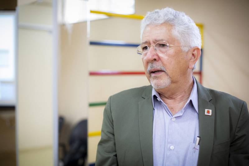 Inauguração do CER II, prédio que possibilitará a ampliação de atendimentos oferecidos pela Unidade de Ensino e Assistência em Fisioterapia e Terapia Ocpacional (UEAFTO) da Uepa. A inauguração foi realizada na tarde desta sexta-feira, 13, em Belém.
Na foto, o reitor da Uepa, Rubens Cardoso.
FOTO: NAILANA THIELY
DATA: 13.04.18
BELÉM-PARÁ
<div class='credito_fotos'>Foto: Nailana Thiely / Ascom Uepa | <a href='/midias/2018/originais/977204c5-f6f5-4556-a7cd-a02994c28a10.jpg' download><i class='fa-solid fa-download'></i> Download</a></div>