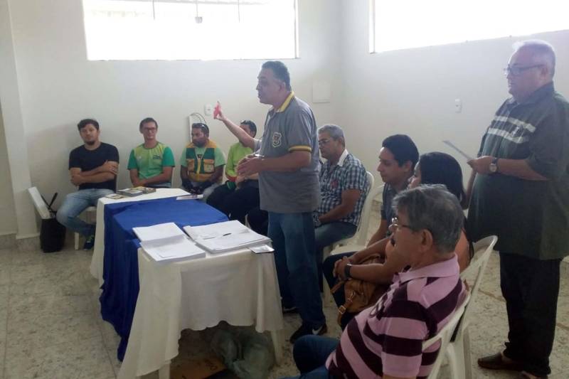 Vinte e oito mototaxistas, condutores de veículos de emergência e taxistas do município de São Miguel do Guamá, no nordeste paraense, receberam na quarta-feira (29), de representantes do Departamento de Trânsito do Estado do Pará (Detran) e da Prefeitura local, os certificados de conclusão de curso específico para quem está autorizado a prestar esses serviços. O curso foi ministrado por técnicos da Escola Pública de Trânsito (EPT) do Detran.

FOTO: ASCOM DETRAN-PA
DATA: 29.11.2018
SÃO MIGUEL DO GUAMÁ-PARÁ <div class='credito_fotos'>Foto: ASCOM DETRAN   |   <a href='/midias/2018/originais/9777155b-2749-47b5-958f-1c370d935936.jpg' download><i class='fa-solid fa-download'></i> Download</a></div>