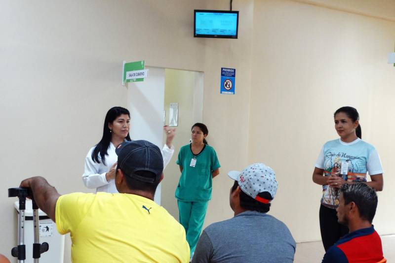 O incentivo à humanização e prevenção foi a prioridade da programação de Carnaval realizada pelo Hospital Público Estadual Galileu, em Belém, nos últimos dias 06 e 7. Com palestras que enfatizaram a importância de não dirigir após a ingestão de bebida alcoólica, representantes da Associação Paraense de Motociclistas (Aspamoto) e da Fundação Centro de Hemoterapia e Hematologia do Pará (Hemopa) estiveram no hospital sensibilizando usuários e acompanhantes. O professor de História Alessandro Santos, 37 anos, que está internado no Hospital Galileu há cinco dias, após ter sido baleado no braço esquerdo durante uma tentativa de assalto em sua casa, no município de Castanhal, considerou interessante a abordagem sobre atenção no trânsito próximo a uma grande festa popular. “As pessoas, em geral, parecem achar que carnaval e responsabilidade não cabem na mesma frase. Então, aumentam os índices de acidentes e a criminalidade. É importante alertar para isso”, disse Alessandro Santos.

FOTO: ASCOM HPEG
DATA: 08.02.2018
BELÉM - PARÁ                                <div class='credito_fotos'>Foto: ASCOM / HPEG   |   <a href='/midias/2018/originais/977c4e45-2f55-4e2d-b469-694a784e1d80.jpg' download><i class='fa-solid fa-download'></i> Download</a></div>