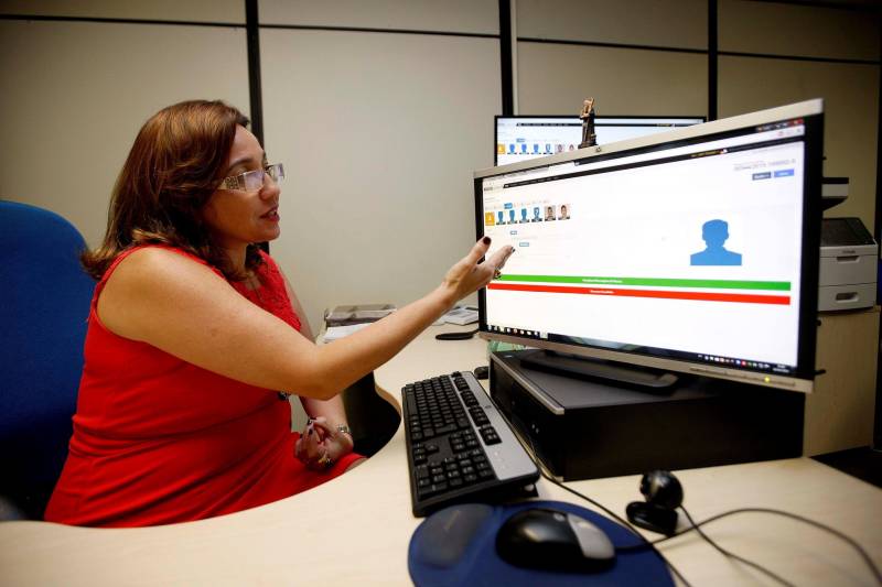 Outro exemplo de programa desenvolvido pela instituição é a criação do Sisp 2.0, uma ferramenta digital que irá aprimorar e integrar os serviços prestados pela Polícia Civil e pelo Sistema de Segurança Pública.

Na foto, a delegada Perpétua Picanço, diretora de informática, manutenção e estatística da Polícia Civil.

FOTO: RODOLFO OLIVEIRA / ARQUIVO AG. PARÁ
DATA: 10.03.2016
BELÉM - PARÁ <div class='credito_fotos'>Foto: Rodolfo Oliveira/Ag. Pará   |   <a href='/midias/2018/originais/97866725-0706-4ef5-862d-956cd032fae0.jpg' download><i class='fa-solid fa-download'></i> Download</a></div>