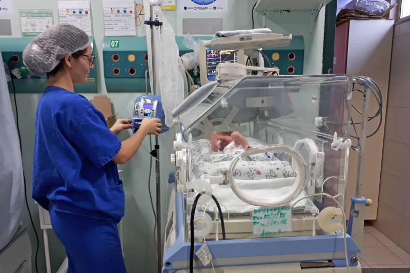 Com o objetivo de seguir as orientações baseadas em evidências científicas sobre o uso de oxigênio em neonatologia, juntamente com unidades internacionais, o Hospital Regional do Sudeste do Pará - Dr. Geraldo Veloso (HRSP), em Marabá, aderiu ao Projeto 'Coala: Controlando Oxigênio Alvo Ativamente'.

FOTO: ASCOM HRSP
DATA: 29.11.2018
MARABÁ - PARÁ <div class='credito_fotos'>Foto: ASCOM HRSP   |   <a href='/midias/2018/originais/978d94c6-f077-403a-baea-08ff1ed48b8b.jpg' download><i class='fa-solid fa-download'></i> Download</a></div>