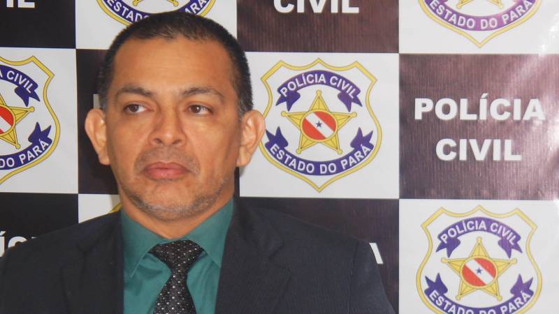 As Polícias Civil e Militar deflagraram, na manhã desta sexta-feira (8), operação policial para cumprir 36 mandados judiciais de busca e apreensão no bairro do Tapanã, em Belém, em decorrência de investigações de tráfico de drogas relacionados a homicídios na capital e Região Metropolitana de Belém (RMB). A operação resultou em seis pessoas autuadas por crimes relacionados a drogas. Três delas - José Augusto Santos e Silva, 46 anos; Leonan Gomes Cardoso, 21, e Fagner da Silva Barbosa, 24 - foram autuadas em flagrante por tráfico de drogas. Outros dois são adolescentes que foram apreendidos e levados até a Divisão de Atendimento ao Adolescente (Data) para responder por Ato Infracional análogo ao tráfico de drogas. Na foto, o delegado Marco Antonio de Oliveira, diretor de Polícia Especializada.
FOTO: ASCOM / POLÍCIA CIVIL
DATA: 08.06.2018
BELÉM - PARÁ <div class='credito_fotos'>Foto: Ascom / Polícia Civil | <a href='/midias/2018/originais/9795d455-12e3-4933-8cac-cb28ea2ed97e.jpg' download><i class='fa-solid fa-download'></i> Download</a></div>