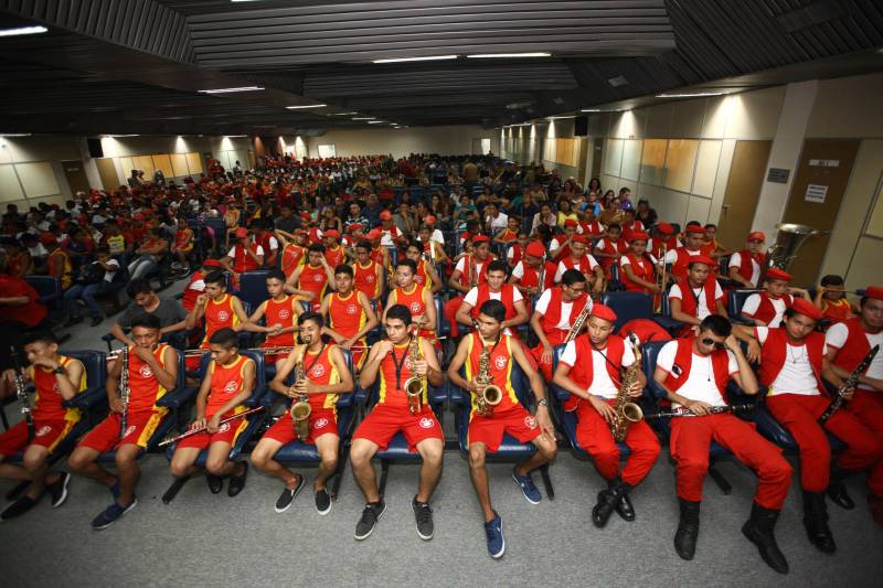 Projeto Escola da Vida. O projeto de responsabilidade social do Corpo de Bombeiros Militar do Pará começou no quartel da Cremação, em 1993, com 20 alunos. No auditório do Centur na manhã desta quarta-feira (4), cerimônia de comemoração dos 25 anos do programa.
FOTO: MARCELO LÉLIS / AG. PARÁ
DATA: 04.04.2018
BELÉM - PARÁ <div class='credito_fotos'>Foto: Marcelo Lelis / Ag. Pará | <a href='/midias/2018/originais/97a0eaf0-6f91-4962-9297-df1562f526d8.jpg' download><i class='fa-solid fa-download'></i> Download</a></div>
