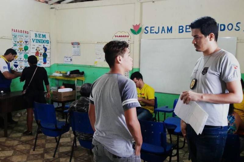 A Polícia Civil iniciou nesta quinta-feira (15) o Projeto Delegacia Itinerante Marajó, em Salvaterra, município do Arquipélago do Marajó. Realizado em parceria com a Secretaria Municipal de Promoção e Assistência Social de Salvaterra, o projeto tem por objetivo percorrer as principais comunidades rurais e quilombolas do município para expandir os serviços prestados pela Delegacia Especializada em Atendimento à Mulher (Deam), sediada em Soure, e que atende aos municípios do lado oriental do Marajó.
FOTO: ASCOM POLÍCIA CIVIL
DATA: 15.03.2018
SALVATERRA - PARÁ <div class='credito_fotos'>Foto: Ascom Polícia Civil | <a href='/midias/2018/originais/97ad8d53-0241-4693-ad4d-0ff02d5b5f04.jpg' download><i class='fa-solid fa-download'></i> Download</a></div>