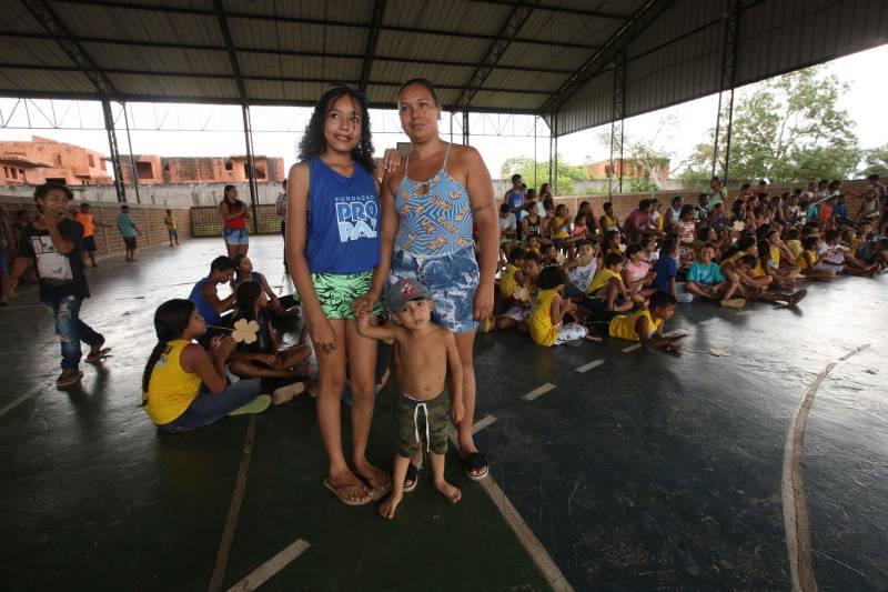 À tarde, os polos do Pro Paz nos Bairros, do Instituto de Ensino de Segurança do Pará (Iesp) e da Universidade Federal do Pará (UFPA) promoveram palestras para as crianças e seus familiares, dentro da programação alusiva ao “Dia da família no polo”, na qual famílias e alunos se reúnem para confraternizar, debater o tema e participar das apresentações de dança. "Hoje realizamos uma roda de conversa sobre abuso e exploração sexual contra crianças e adolescentes. Tanto para os pais, para que fiquem atentos aos sinais e reforcem a atenção, pois grande parte da violência ocorre dentro de casa, quanto para empoderar essas crianças, para que elas saibam diferenciar o contato com os adultos. Se ocorrer, que elas possam denunciar, que elas percebam que têm voz e apoio de profissionais que, constantemente, estão na luta da defesa dos seus direitos", disse a assistente social Joyce Cardoso, responsável pela palestra no Polo UFPA. Na foto, Rosimeire Silva (d), mãe de uma menina de 13 anos assistida pelo Pro Paz.
FOTO: CARLOS SODRÉ / AG. PARÁ
DATA: 18.05.2018
BELÉM - PARÁ <div class='credito_fotos'>Foto: Agência Pará | <a href='/midias/2018/originais/97b98920-acfe-4c35-989c-aa5f1bd20caf.jpg' download><i class='fa-solid fa-download'></i> Download</a></div>