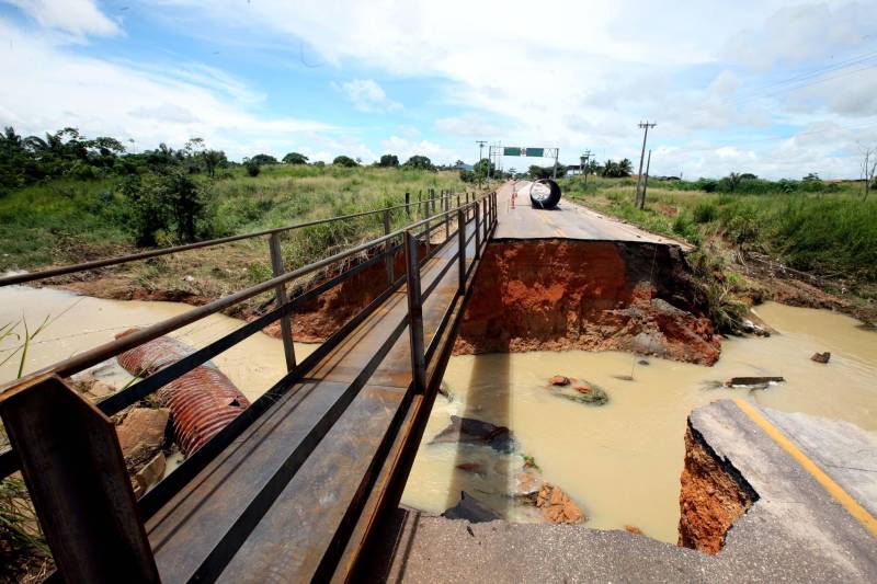 Serão retomados, nesta segunda-feira (16), os trabalhos de recuperação de um trecho de 15 metros da PA-256, localizado próximo a entrada do município de Paragominas. Equipes da Secretaria de Estado de Transportes (Setran) que já trabalhavam no local, receberam hoje todo o material necessário para dar continuidade a obra.
FOTO: SIDNEY OLIVEIRA / AG. PARÁ
DATA: 15.04.2018
PARAGOMINAS - PARÁ <div class='credito_fotos'>Foto: Sidney Oliveira/Ag. Pará | <a href='/midias/2018/originais/97ba937f-0e30-4dd2-a917-7ac98d17deac.jpg' download><i class='fa-solid fa-download'></i> Download</a></div>