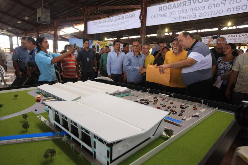 Neste sábado (10), um sonho de décadas começou a se concretizar para os moradores da região Oeste do Estado. O governador Simão Jatene assinou a ordem de serviço, que autoriza o início imediato das obras do terminal hidroviário de cargas e passageiros do município de Santarém, no Baixo Amazonas. A estrutura portuária já é considerada a maior do Pará e uma das mais modernas do Norte. 

FOTO: RODOLFO OLIVEIRA / ARQUIVO AG PARÁ
DATA: 10.03.2018
SANTARÉM - PARÁ <div class='credito_fotos'>Foto: Rodolfo Oliveira/Ag. Pará   |   <a href='/midias/2018/originais/97bed4c6-0c86-4830-8de5-26a2444e895a.jpg' download><i class='fa-solid fa-download'></i> Download</a></div>
