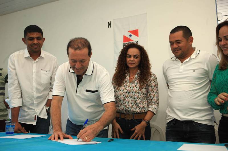 A agenda começou no município de Curuçá, com a assinatura da Ordem de Serviço de pavimentação de 6 km de vias urbanas através do Programa Asfalto na Cidade, um investimento de mais de R$2 milhões que vão beneficiar moradores como os do Bairro Alto. Na cerimônia, que aconteceu na sede da Prefeitura de Curuçá, o prefeito Jefferson Ferreira de Miranda, conhecido como “Tarrafa”, destacou as obras do Governo em seu município. O presidente da Assembleia Legislativa do Pará (Alepa), Márcio Miranda (foto), foi um dos parlamentares que acompanhou a agenda governamental na região. 

FOTO: RODOLFO OLIVEIRA / AG. PARÁ
DATA: 14.06.2018
CURUÇÁ - PARÁ <div class='credito_fotos'>Foto: Rodolfo Oliveira/Ag. Pará   |   <a href='/midias/2018/originais/97d15a10-1a79-4a52-b39d-ae9f3c346655.jpg' download><i class='fa-solid fa-download'></i> Download</a></div>