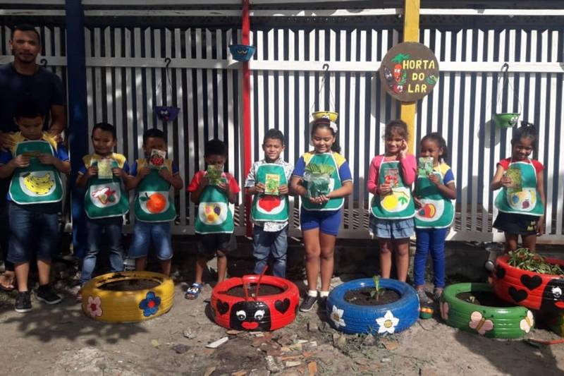 A Escola Estadual de Ensino Fundamental Lar de Maria, localizada no bairro de São Brás, em Belém, foi agraciada, em 2012, com um Espaço de Leitura Livro Solidário, do projeto de incentivo à leitura Livro Solidário, coordenando pela Imprensa Oficial do Estado (IOE) e Núcleo de Articulação e Cidadania (NAC). De lá pra cá, várias ações com foco na leitura foram realizadas. A última ocorreu no último dia 7 de dezembro, com a culminância do projeto #aboaalimentaçãoéasolução.  

FOTO: ASCOM IOEPA
DATA: 13.12.2018
BELÉM - PARÁ <div class='credito_fotos'>Foto: ASCOM IOE   |   <a href='/midias/2018/originais/97dc27b2-4e58-47f6-9e71-9fc13e91d046.jpg' download><i class='fa-solid fa-download'></i> Download</a></div>