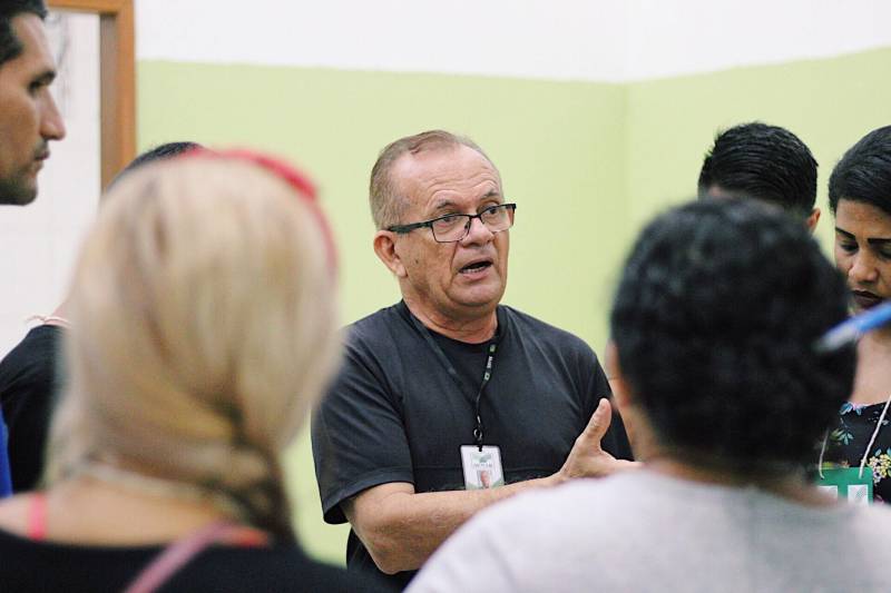 A oportunidade de refazer a vida e adquirir novas experiências profissionais foi proporcionada a quinze egressos por meio de uma parceria da Superintendência do Sistema Penitenciário do Estado (Susipe) com o Serviço Nacional de Aprendizagem Rural (Senar). A ação é realizada pela Coordenadoria de Educação Prisional da Susipe com a oferta do curso de "Produção Artesanal de Produtos de Higiene e Limpeza" que acontece no Núcleo de Desenvolvimento Educacional da Fábrica Esperança, em Belém. Na foto, o instrutor do Senar, José Maria.

FOTO: VELOSO JUNIOR / ASCOM SUSIPE
DATA: 05.11.2018
BELÉM - PARÁ <div class='credito_fotos'>Foto: Veloso Junior / Ascom Susipe   |   <a href='/midias/2018/originais/97dc8e54-69af-4039-95a1-2e5033fe5bfa.jpg' download><i class='fa-solid fa-download'></i> Download</a></div>