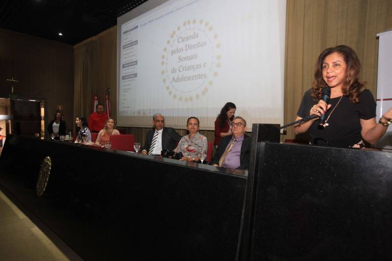 O Comitê de Enfrentamento à Violência Sexual Contra Crianças e Adolescentes, o Ministério Público do Pará, a Fundação Pro Paz e outras instituições parceiras realizaram na manhã desta sexta-feira (18) uma “Ciranda pelos direitos sexuais de crianças e adolescentes”, no auditório do MP, em Belém. A programação foi alusiva a 18 de Maio, Dia Nacional de Enfrentamento à Exploração e ao Abuso Sexual Contra Crianças e Adolescentes. O objetivo do evento foi debater com crianças e adolescentes a temática, enfatizando o respeito aos direitos desse segmento. A promotora Leane Barros Fiuza de Melo, coordenadora do Centro de Apoio Operacional da Infância e Juventude do Ministério Público, ressaltou a importância de somar esforços nesta luta.
FOTO: RODOLFO OLIVEIRA / AG. PARÁ
DATA: 18.05.2018
BELÉM - PARÁ <div class='credito_fotos'>Foto: Agência Pará | <a href='/midias/2018/originais/97dd157f-06b4-46a3-8aab-076e02aa9177.jpg' download><i class='fa-solid fa-download'></i> Download</a></div>