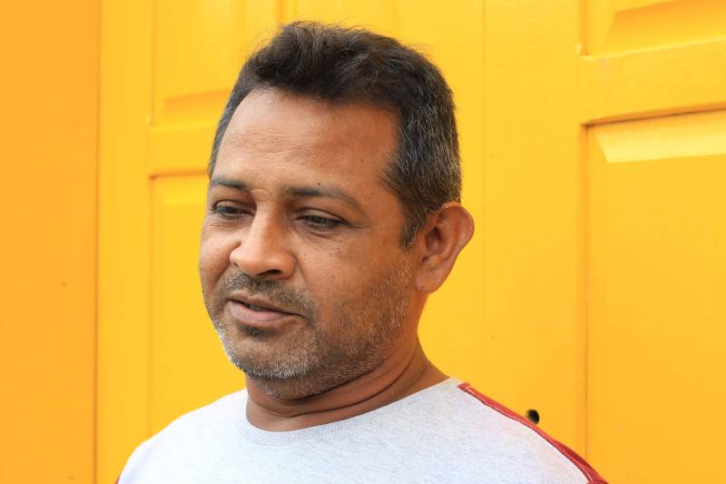 O interno Sandro Manuel (foto), de 48 anos, vai prestar pela primeira vez vestibular para o Exame Nacional do Ensino Médio (Enem) para Pessoas Privadas de Liberdade (PPL). Foi dentro do Centro de Recuperação Agrícola Silvio Hall de Moura (CRASHM) que ele completou o ensino fundamental e agora finaliza o ensino médio. Para se preparar para a prova, o detento participou do “aulão” intensivo promovido na manhã desta quinta-feira (6), pela Fundação Pro Paz em parceria com a Secretaria de Educação do Pará (Seduc) e a Superintendência do Sistema Penitenciário do Estado do Pará (Susipe).

FOTO: VELOSO JÚNIOR / ASCOM SUSIPE
DATA: 07.12.2018
SANTARÉM - PARÁ <div class='credito_fotos'>Foto: Veloso Junior / Ascom Susipe   |   <a href='/midias/2018/originais/97e2b699-1412-4edb-842c-176313997824.jpg' download><i class='fa-solid fa-download'></i> Download</a></div>