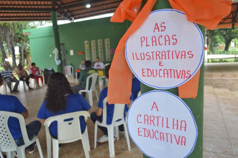 Alunos de dois colégios estaduais do Conjunto Marex participaram da Oficina (foto) de Agente Ambiental promovida pela Semas e Associação Cultural do Marex. O evento ocorreu nos dias 15 e 16 de março e reuniu 20 discentes das escolas estaduais Dom Pedro I e Presidente Castelo Branco. Promover a educação ambiental e incentivar estudantes o cuidado com o meio ambiente foram os objetivos da oficina cuja programação foi composta por trabalhos em grupo, palestra sobre meio ambiente e destino do lixo, apresentação de vídeos educacionais, rodas de discussão sobre o tema e certificação de agente ambiental. Técnicos da Secretaria apresentaram a importância da conservação da natureza de forma dinâmica e lúdica.
FOTO: ASCOM / SEMAS
DATA: 19.03.2018
BELÉM - PARÁ <div class='credito_fotos'>Foto: ASCOM SEMAS | <a href='/midias/2018/originais/97e2dff6-3763-4883-954e-4b9e66ac8e76.jpg' download><i class='fa-solid fa-download'></i> Download</a></div>