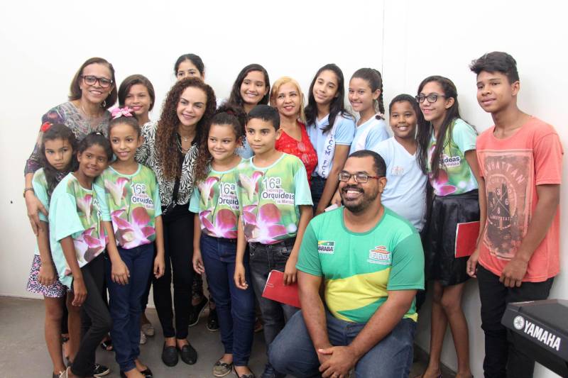 Na manhã desta sexta-feira, 11, a Secretária Estadual de Municípios Sustentáveis, Izabela Jatene, esteve na Fundação Casa da Cultura de Marabá (FCCM), para conversar com a coordenação sobre o fortalecimento da área de pesquisa da instituição. Em Marabá o foco foi o desenvolvimento da pesquisa desenvolvida pela Fundação Casa da Cultura, que precisa de parcerias para fortalecer esse importante trabalho. A instituição já soma o levantamento de 400 sítios arqueológicos e mais de um milhão de artefatos, segundo informações do coordenador do Núcleo de Arqueologia de Marabá, Marlon Prado.
FOTO: ANTONIO MACEDO / DIVULGAÇÃO
DATA: 11.05.2018
MARABÁ - PARÁ <div class='credito_fotos'>Foto: ANTONIO MACEDO / DIVULGAÇÃO | <a href='/midias/2018/originais/97e80182-20fe-4e4b-999f-b009fccdf7a8.jpg' download><i class='fa-solid fa-download'></i> Download</a></div>