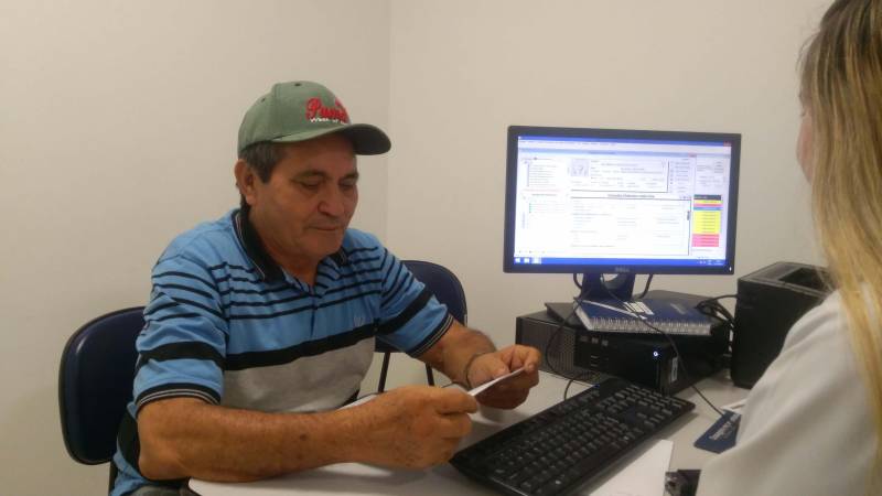 Diagnosticado com diabetes tipo 2 há 11 anos, o produtor de açaí Benedito Souza (foto), de 72 anos, sofreu com algumas complicações, entre elas a doença arterial coronariana. Mas, ele se recuperou bem após se submeter a uma cirurgia, em 2006. Desde o ano passado, seu Benedito é atendido no Hospital Jean Bitar (HJB) pela equipe de endocrinologistas. De três em três meses é acompanhado por meio de consultas, exames e controle de medicações, além de receber orientações sobre atividades físicas e alimentação balanceada. “Eles (os médicos) se preocupam com a gente. Sinto-me muito bem aqui”, disse Benedito. E nesta terça-feira, 26, quando é celebrado o Dia Nacional do Diabetes, a médica endocrinologista Flávia Siqueira Cunha, esclareceu vários pontos sobre essa patologia.
FOTO: ASCOM / HJB
DATA: 26.06.2018
BELÉM - PARÁ <div class='credito_fotos'>Foto: ASCOM HJB | <a href='/midias/2018/originais/97f3bafe-cda1-4ac7-b6de-990b80018a78.jpg' download><i class='fa-solid fa-download'></i> Download</a></div>