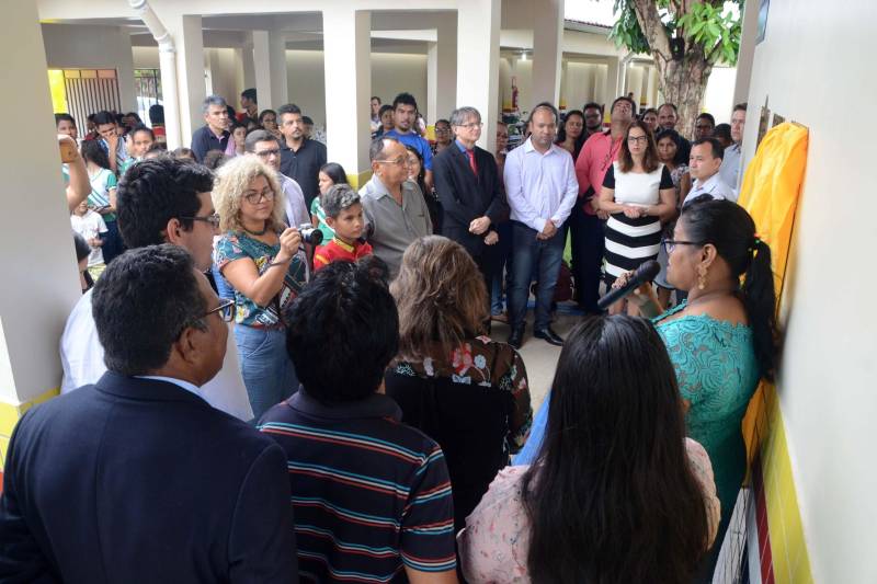 A Secretaria de Estado de Educação realizou na tarde desta terça-feira (04) visita para entrega de obra da Escola Estadual de Ensino Fundamental e Médio Dra. Ester Mouta, no município de Ponta de Pedras, na Ilha do Marajó. “A toda a comunidade e munícipe de Ponta de Pedras, a Escola Ester Mouta”, entregou a Secretaria de Estado de Educação, Ana Claudia Serruya Hage. “Nos inauguramos a escola com padrão de qualidade e agora cabe a todos os alunos, diretores e professores zelarem por esta escola que é um patrimônio púbico e que certamente várias gerações ainda passarão por ela. E que possamos manter ainda mais a cultura e a educação elevada em Ponta de Pedras", frisou Ana Claudia.
FOTO: FERNANDO NOBRE / ASCOM SEDUC
DATA: 04.12.2018
PONTAS DE PEDRAS - PARÁ <div class='credito_fotos'>Foto: FERNANDO NOBRE/ASCOM SEDUC | <a href='/midias/2018/originais/97f56d30-b18e-4454-889d-cad80e507bbf.jpg' download><i class='fa-solid fa-download'></i> Download</a></div>