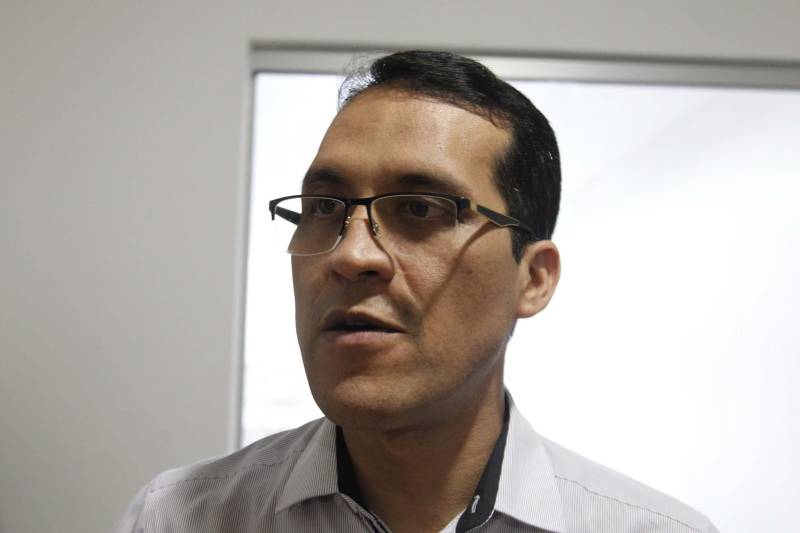 O Núcleo de Desenvolvimento Educacional da Fábrica Esperança foi inaugurado em Belém nesta segunda (21), em parceria com a Superintendência do Sistema Penitenciário do Estado (Susipe) e Secretaria de Estado de Educação (Seduc). O espaço será destinado exclusivamente a educação formal e a profissionalização de egressos do sistema penal. "Temos um convênio com a Superintendência do Sistema Penal desde 2009 e ele foi ampliado em 2016, quando foi incluída a Fabrica Esperança. Iniciamos aqui com um ensino personalizado, e agora com a criação do Núcleo vamos atender essas pessoas, tanto na educação formal, quanto na educação profissionalizante, de forma diferenciada aplicando uma metodologia específica para atender os egressos. Sabemos da importância do papel da educação na ressocialização dessas pessoas", explicou a coordenadora Estadual de Educação de Jovens e Adultos, Nuncia Azevedo. O Núcleo Educacional irá oferecer aos egressos educação regular conforme determina o Programa Nacional de Integração da Educação Profissional com a Educação Básica na Modalidade da Educação de Jovens e Adultos (PROEJA), além dos cursos de capacitação voltados para as área de: costura Industrial, panificação, serigrafia e auxiliar de serviços gerais, entre outros. Na foto, o diretor da Fábrica Esperança, Marcos Lopes.
FOTO: AKIRA ONUMA / ASCOM SUSIPE
DATA: 21.05.2018
BELÉM - PARÁ <div class='credito_fotos'>Foto: Akira Onuma / Ascom Susipe | <a href='/midias/2018/originais/97f5e781-f0a6-4d2f-99f8-fdf79e932eaa.jpg' download><i class='fa-solid fa-download'></i> Download</a></div>