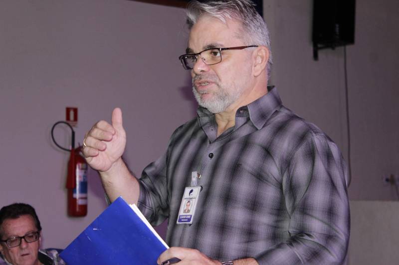 A Companhia de Saneamento do Pará (Cosanpa) realizou, na manhã desta quarta-feira (28), no auditório Inácio Gabriel, na sede da empresa, uma reunião de planejamento estratégico. Entre outras discussões, foi tratada a metodologia de trabalho e o cronograma de metas a serem alcançadas para o ano de 2018. Na foto, o presidente da Cosanpa, Cláudio Conde.
FOTO: ANDREA CUNHA / ASCOM COSANPA
DATA: 28.02.2018
BELÉM - PARÁ <div class='credito_fotos'>Foto: ANDREA CUNHA/ASCOM COSANPA | <a href='/midias/2018/originais/9808ec97-5625-4cb9-9a1b-adc4c1c935cb.jpg' download><i class='fa-solid fa-download'></i> Download</a></div>