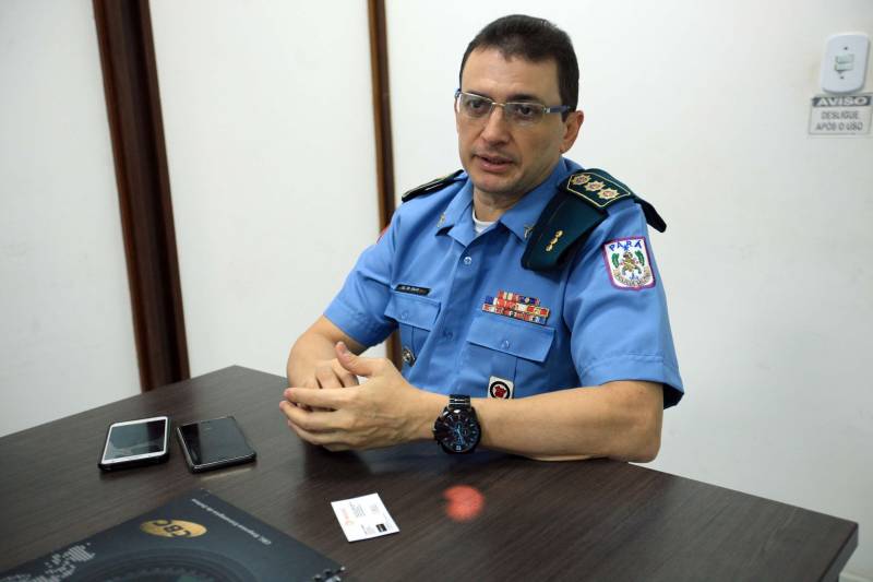 A Polícia Militar do Pará divulgou os números dos investimentos do Estado na estruturação da corporação e no aumento de benefícios aos mais de 15 mil militares atuantes em Belém e no interior. Essa estratégia de redirecionamento de recursos públicos para a segurança, intensificada em 2018, já apresenta alguns resultados: de janeiro a abril de 2018, houve redução de 12% nos índices de furtos, 14% no número de roubos, e 17,44% nos registros de latrocínio (roubo seguido de morte) e lesão corporal seguida de morte, em comparação ao mesmo período de 2017. Somente em 2018 foram entregues 115 motos e 105 pickups para a Polícia Militar, além do efetivo contar com mais de 600 motocicletas e cerca de 800 veículos locados para dar apoio ao policiamento. O investimento é em todos os 144 municípios, e os bens distribuídos nas 12 Regiões de Integração. Na foto, o diretor de logística da PM, coronel Sérgio Fialho.

FOTO: CARLOS SODRÉ / AG. PARÁ
DATA: 17.05.2018
BELÉM - PARÁ <div class='credito_fotos'>Foto: Carlos Sodré/Agência Pará   |   <a href='/midias/2018/originais/980a456b-bd11-4e20-8637-c77f843ae282.jpg' download><i class='fa-solid fa-download'></i> Download</a></div>