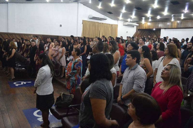 O Programa de Residência Multiprofissional e Uniprofissional em Saúde da Universidade do Estado do Pará (Uepa) celebrou a conclusão de curso de 70 profissionais. A solenidade ocorreu na quinta-feira, 15, no auditório Davi Mufarrej da Universidade da Amazônia, em Belém. O programa é conduzido com as seguintes entidades associadas: Fundação Hospital de Clínicas Gaspar Vianna; Hospital Metropolitano de Urgência e Emergência; Hospital Ophir Loyola; Fundação Santa Casa de Misericórdia do Pará e Fundação Centro de Hemoterapia e Hematologia do Pará.
FOTO: RAYANNE BULHÕES / ASCOM UNAMA
DATA: 15.03.2018
BELÉM - PARÁ <div class='credito_fotos'>Foto: RAYANNE BULHÕES / ASCOM UNAMA | <a href='/midias/2018/originais/98166294-b395-4d07-ad70-37439645c66e.jpg' download><i class='fa-solid fa-download'></i> Download</a></div>