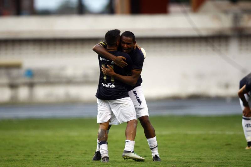 Foram exatos dois meses tentando assistir ao seu primeiro Re x Pa em 2018. Neste domingo, finalmente, a estudante Hendrea Souza convenceu o noivo, Arthur Pantoja, a levá-la ao Estádio Olímpico do Pará, o Mangueirão. E logo numa final. "Só trouxe porque vim no domingo passado e vi algumas mudanças no esquema de segurança", disse Arthur. "Tem mais policiais e a bebedeira em volta do estádio praticamente acabou", afirmou. As mudanças realmente aconteceram a partir do clássico do último dia primeiro e já surtiram efeito. A chamada “Operação Mangueirão” pôs em prática ações de ordenamento no entorno do estádio, com início a partir das 7h30 e encerramento às 20h. A operação determina a delimitação de espaço para atuação de vendedores ambulantes, proibição de veículos com sons automotivos ao redor do estádio e de barracas irregulares, seis pontos de bloqueio e dois para o ingresso de comerciantes e orientações ao público.
FOTO: THIAGO GOMES / AG. PARÁ
DATA: 08.04.2018
BELÉM - PARÁ <div class='credito_fotos'>Foto: Thiago Gomes /Ag. Pará | <a href='/midias/2018/originais/981cd440-3ec8-4f89-8068-3ec3c012ad84.jpg' download><i class='fa-solid fa-download'></i> Download</a></div>