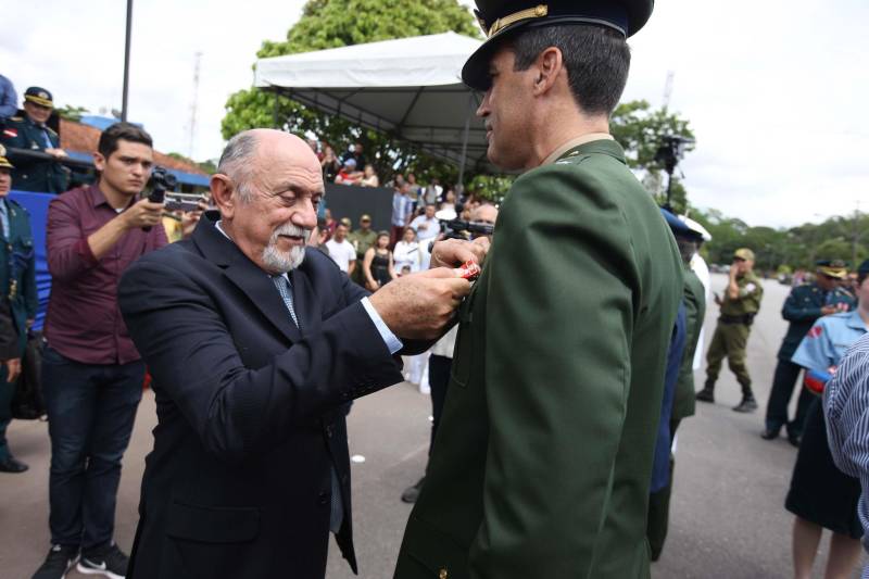 A cerimônia pelo Dia de Tiradentes, patrono das polícias militares do Brasil, este ano, no Pará, teve um toque especial. Na manhã desta quinta-feira, 20, no Comando Geral da Polícia Militar do Estado, foram oficializadas as promoções de 539 policiais e entregues 170 novos veículos para a corporação. O governador Simão Jatene participou da cerimônia. A frota vai ajudar no combate à criminalidade na região metropolitana de Belém e interior do estado. Dos 170 veículos entregues para reforçar o policiamento, 60 são motocicletas, 60 viaturas modelo Palio Weekend com cela e 50 Pick-ups, com cela, todos em regime de locação, que serão somados à frota. Serão investidos mensalmente 4 milhões de reais. As 539 promoções beneficiam policiais militares da capital e do interior do estado, sendo 462 praças e 77 oficiais. “Eu me sinto lisonjeada e quero chegar à capitã”, disse Rejane Santa Brígida Miranda, promovida de soldado a cabo. “Fico feliz também por termos um plano seguro, de carreira e me sinto prestigiada na carreira que escolhi”, completou Rejane.
FOTO: ANTÔNIO SILVA / AG APRÁ
DATA:20.04.2018
BELÉM - PARÁ <div class='credito_fotos'>Foto: ANTONIO SILVA / AG. PARÁ | <a href='/midias/2018/originais/9824fbdf-7911-4aad-bb3a-5aba7a7d7e0a.jpg' download><i class='fa-solid fa-download'></i> Download</a></div>