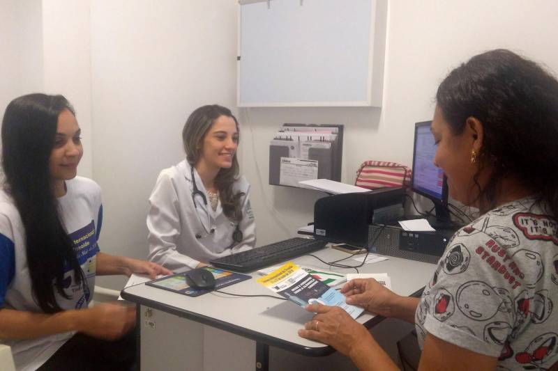Nesta sexta-feira, 25, comemora-se o Dia Internacional da Tireoide para a maior conscientização sobre os distúrbios dessa glândula que fica na parte anterior pescoço e atinge 60% da população, sendo que o sexo feminino é o mais afetado com casos de nódulos. Referência na assistência em endocrinologia do Pará, o Hospital Jean Bitar aderiu à campanha nacional realizada pela Sociedade Brasileira de endocrinologia e Metabologia (SBEM) que tem como tema este ano. A endocrinologista do HJB, Camila Abdon (2ª e/d)), recomenda que, “ao perceber alguma alteração no pescoço, a pessoa deve procurar especialista para avaliação e diagnóstico”. 

FOTO: ASCOM / HJB
DATA: 24.05.2018
BELÉM - PARÁ <div class='credito_fotos'>Foto: ASCOM HJB   |   <a href='/midias/2018/originais/982c1527-9e67-4172-bc11-ec9d27c3a7b7.jpg' download><i class='fa-solid fa-download'></i> Download</a></div>