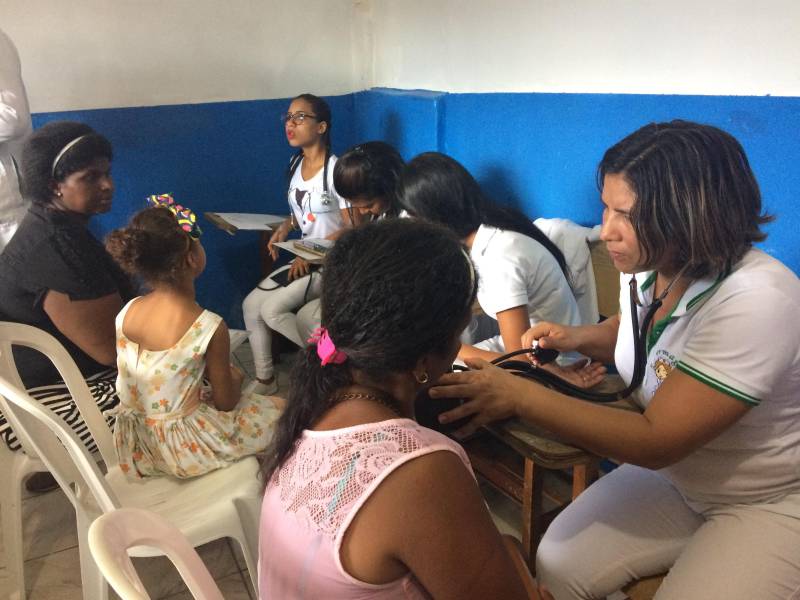 A saúde de Janete de Souza Santos, de 49 anos, tem inspirado cuidados desde o aparecimento de uma bolha amarela na perna direita há alguns meses. Depois de uma internação e passagem por vários médicos, a ajudante de cozinha decidiu ouvir a opinião de mais um especialista. Ela aproveitou uma ação (foto) do Hospital Regional do Sudeste do Pará - Dr. Geraldo Veloso (HRSP), no bairro Amapá, no núcleo Cidade Nova, para receber o atendimento perto de casa.
FOTO: ASCOM / HRSP
DATA: 28.05.2018
MARABÁ - PARÁ <div class='credito_fotos'>Foto: ASCOM HRSP | <a href='/midias/2018/originais/982dc704-5161-4e5a-982b-a047bf16b927.jpg' download><i class='fa-solid fa-download'></i> Download</a></div>