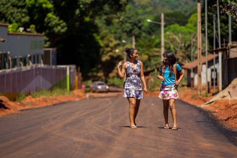 Aos poucos, a paisagem de Serra Pelada – que já foi o maior garimpo a céu aberto do planeta e hoje é distrito de Curionópolis, município do sudeste paraense - começa a se modificar. A poeira intensa, típica de estradas de chão, vai paulatinamente dando lugar à camada de asfalto (foto), que pela primeira vez chega a Curiónópolis, conhecido mundialmente pela corrida do ouro e pelo formigueiro humano nos anos 1980, eternizado pelo olhar do fotógrafo Sebastião Salgado. O ouro não é mais explorado na região, mas Serra Pelada ainda é uma cidade de garimpeiros. São eles que residem e povoam as ruas, que parecem ter parado no tempo. Foram esses trabalhadores que fizeram a localidade crescer, que formaram famílias e criaram filhos nascidos no local, fincando raízes, criando identidade, sonhando com a volta da exploração do ouro, cada vez mais distante. Mas até esse cenário vem se transformando.

FOTO: ASCOM / PREFEITURA DE CURIONÓPOLIS
DATA: 08.06.2018
CURIONÓPOLIS - PARÁ <div class='credito_fotos'>Foto: ASCOM / PREFEITURA DE CURIONÓPOLIS   |   <a href='/midias/2018/originais/982e4fb7-eb9b-41f1-ad24-4678561d4902.jpg' download><i class='fa-solid fa-download'></i> Download</a></div>