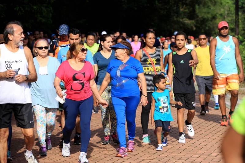 Uma reabertura feita a milhares de mãos. A fita inaugural colocada no inicio da trilha principal do Parque do Utinga foi rompida por mais de cinco mil pessoas ansiosas pelo inicio da caminhada, marcando o segundo dia da programação de reabertura do mais novo espaço paraense de lazer e interatividade com a natureza.
FOTO: MÁCIO FERREIRA / AG. PARÁ
DATA: 17.03.2018
BELÉM - PARÁ <div class='credito_fotos'>Foto: MÁCIO FERREIRA/ AG. PARÁ | <a href='/midias/2018/originais/982e9823-0196-4973-9108-017239387c3b.jpg' download><i class='fa-solid fa-download'></i> Download</a></div>