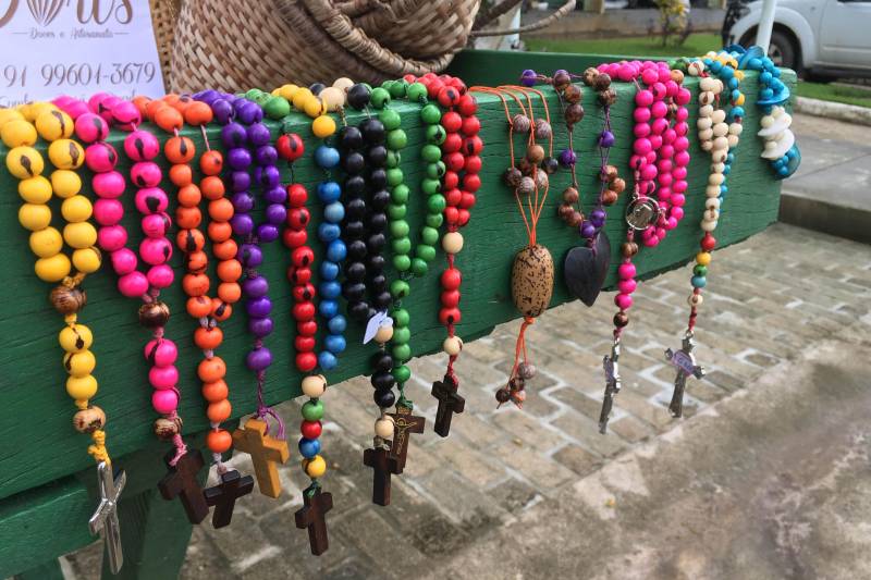 As cores, os cheiros e os sabores da Amazônia tomaram conta da Feira do Agricultor Familiar do Instituto de Desenvolvimento Florestal e da Biodiversidade (Ideflor-bio), realizada na manhã desta quinta-feira, 12, no estacionamento do instituto. A artesã Dóris Mattos (foto) é uma das atendidas pelo projeto. Ela mora na Área de Proteção Ambiental Ilha do Combu e utiliza as riquezas naturais do local na produção de coloridas ecojoias. “Eu produzo as peças com caroços de açaí que são tingidos de várias cores. Temos brincos, pulseiras, colares, terços. Tudo com a cara da nossa ilha, pois o que produzimos lá é diferente”.
FOTO: ASCOM IDEFLOR-BIO
DATA: 12.04.2018
BELÉM - PARÁ <div class='credito_fotos'>Foto: Ascom Ideflor-Bio | <a href='/midias/2018/originais/98301c67-9aca-4c3c-b3af-ca4dd9a7ac59.jpg' download><i class='fa-solid fa-download'></i> Download</a></div>