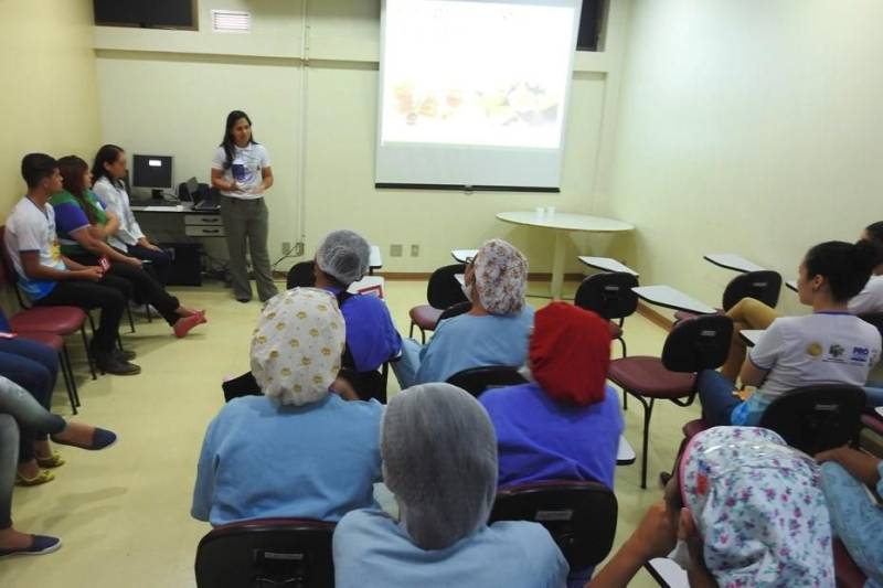 Luiz dos Santos é auxiliar de higiene e limpeza no Hospital Regional Público da Transamazônica (HRPT), em Altamira, no sudoeste do Pará. Ele utiliza diariamente sua voz, ao falar com usuários, acompanhantes e colegas. Além disso, quando não está na unidade, ele também precisa muito dela, já que se apresenta e faz gravações como cantor. Por isso, Luiz foi um dos participantes da palestra sobre cuidados e bom uso da voz, promovida nesta sexta-feira (20), no auditório do HRPT. Para o funcionário do hospital, tudo o que aprendeu nesta manhã será fundamental para cantar e mesmo se comunicar melhor. “É muito importante, aprendi muitas coisas que não sabia e agora vou colocar em prática. Aquecimento vocal, alongamentos, alimentação, respiração. Vou fazer tudo para melhorar”, disse o servidor.
FOTO: ASCOM / HRPT
DATA: 20.04.2018
LOCAL: ALTAMIRA - PARÁ <div class='credito_fotos'>Foto: ASCOM HRPT | <a href='/midias/2018/originais/9831b80c-4021-4de8-9f27-ffdbc6dfe827.jpg' download><i class='fa-solid fa-download'></i> Download</a></div>